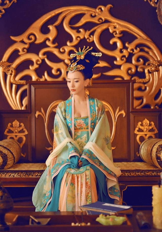 新城公主为何以皇后礼下葬?墓中壁画中的侍女又为何被抹去面部?