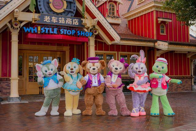 惊喜连连，迪士尼朋友全新服装亮相，为上海迪士尼庆生
