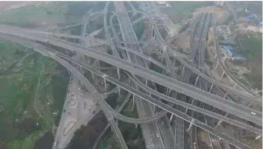 世界上最陡的桥梁，司机看完吓哭了！