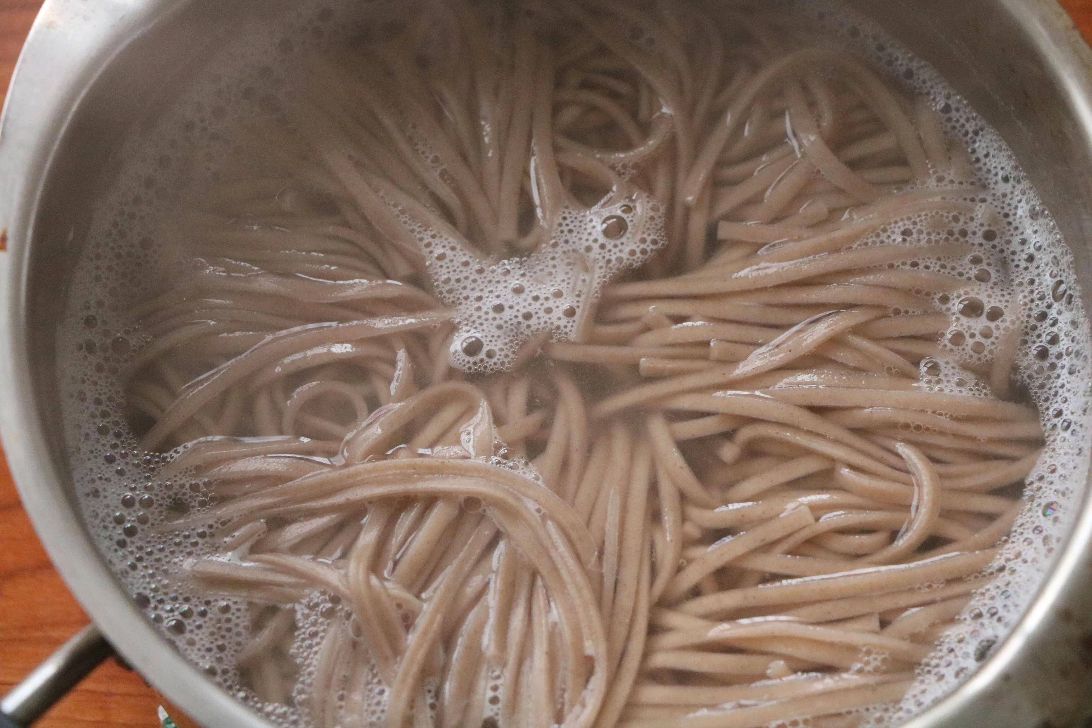 原创寒食节记得吃这碗面简单一拌味道浓郁又好吃一人一碗吃不够