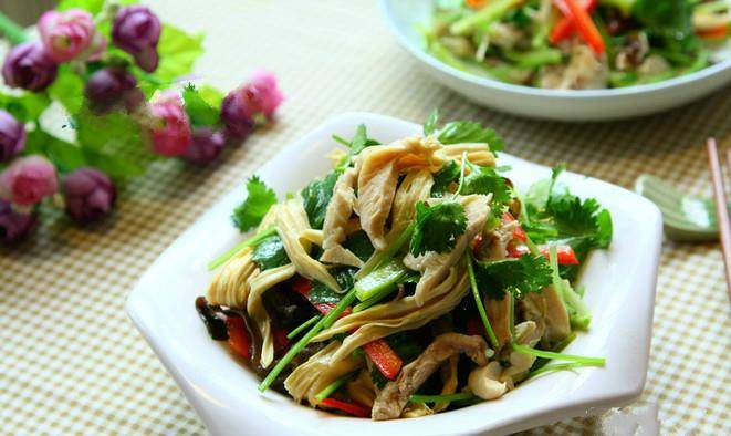 倒入快菜,腐竹炒匀3.