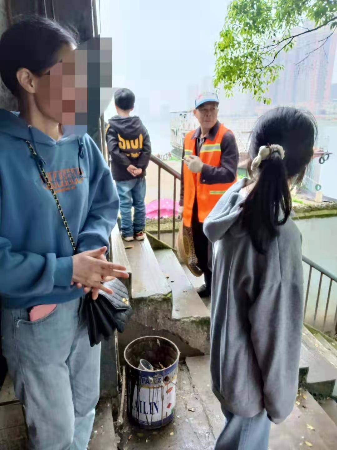 隆回环卫工连救三名掉河者直言以后遇到会一如既往地救