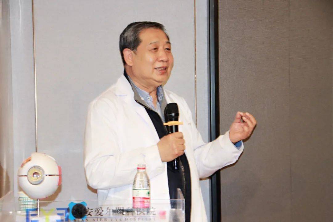 郭新教授就"代偿头位临床分析"及"同视机检查与应用"主题进行精彩分享