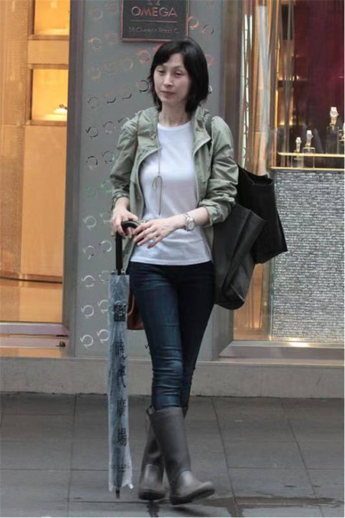 郭蔼明真会穿,连帽运动服独自现身街头,一点也看不出大妈的年纪_身材