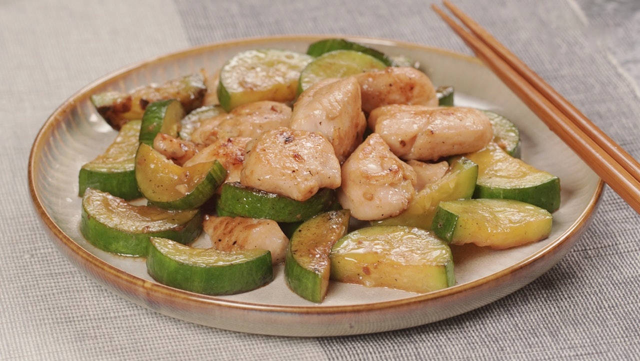 翠玉瓜的食法比其他瓜类还要多样,可以炒餸,烧烤,滚汤,甚至刨丝制成