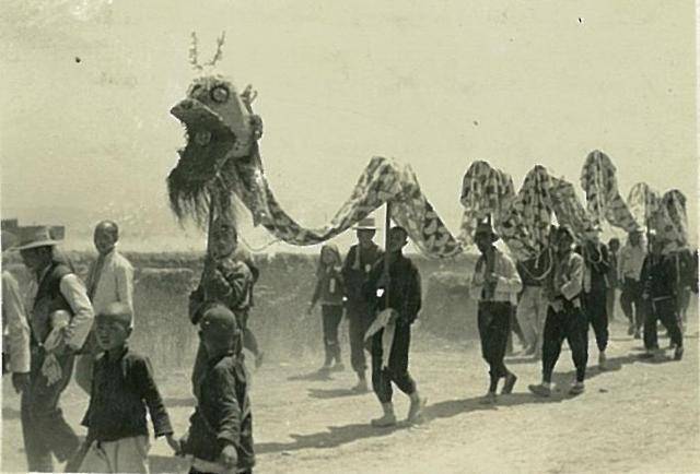 白马回头望，小贩卖洋娃！1939年日寇拍摄的临汾尧庙祭！