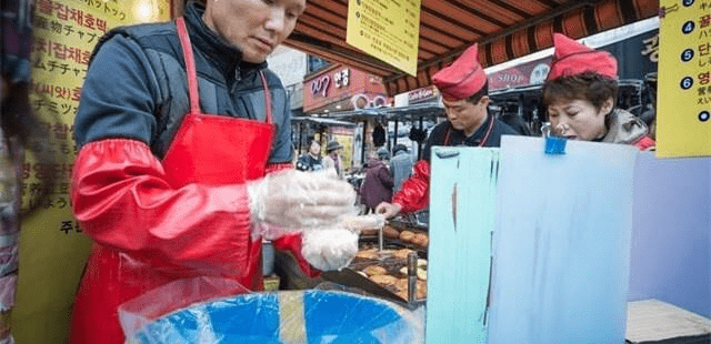 韩国这种传统美食，受到中国游客追捧，排队购买吃的不亦乐乎！