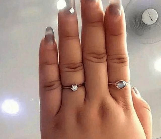 就算老婆是小肉手,也要给她买至少2枚戒指.