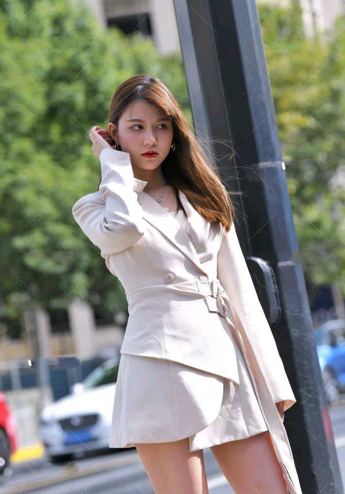 中年女性该怎么穿搭才能凸显出轻熟优雅的女人CQ9电子 CQ9传奇电子味一起来看(图2)