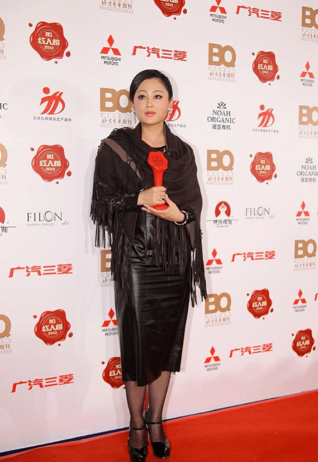 陈凯歌老婆难逃中年发福穿紧身皮裙勒出小肚腩双下巴很明显