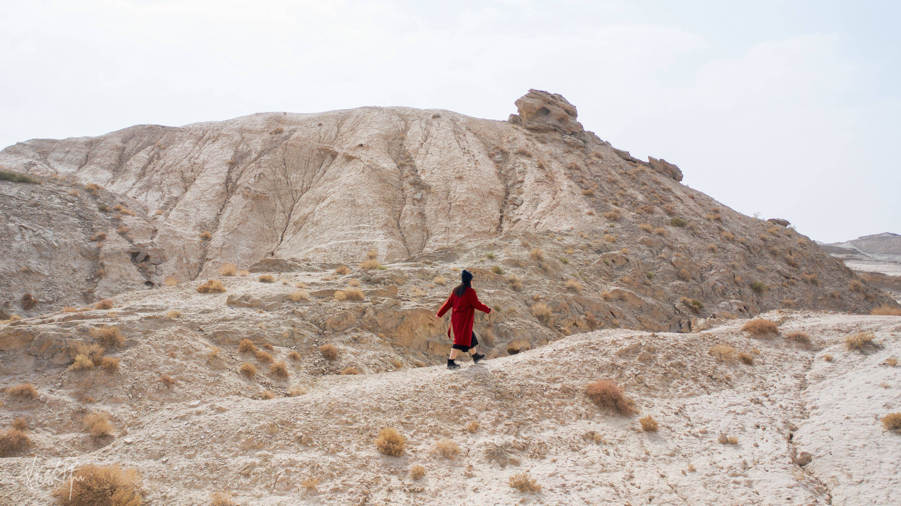 库车西部，克孜尔魔鬼城，在新疆特有的“红层大道”