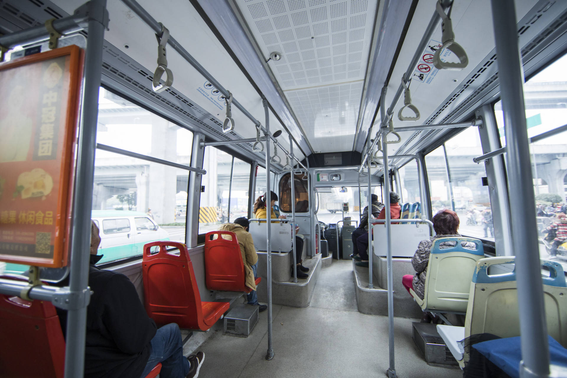 纱厂北路口)调整至往东200米左右的洛阳市公交旅行社有限公司门口发车