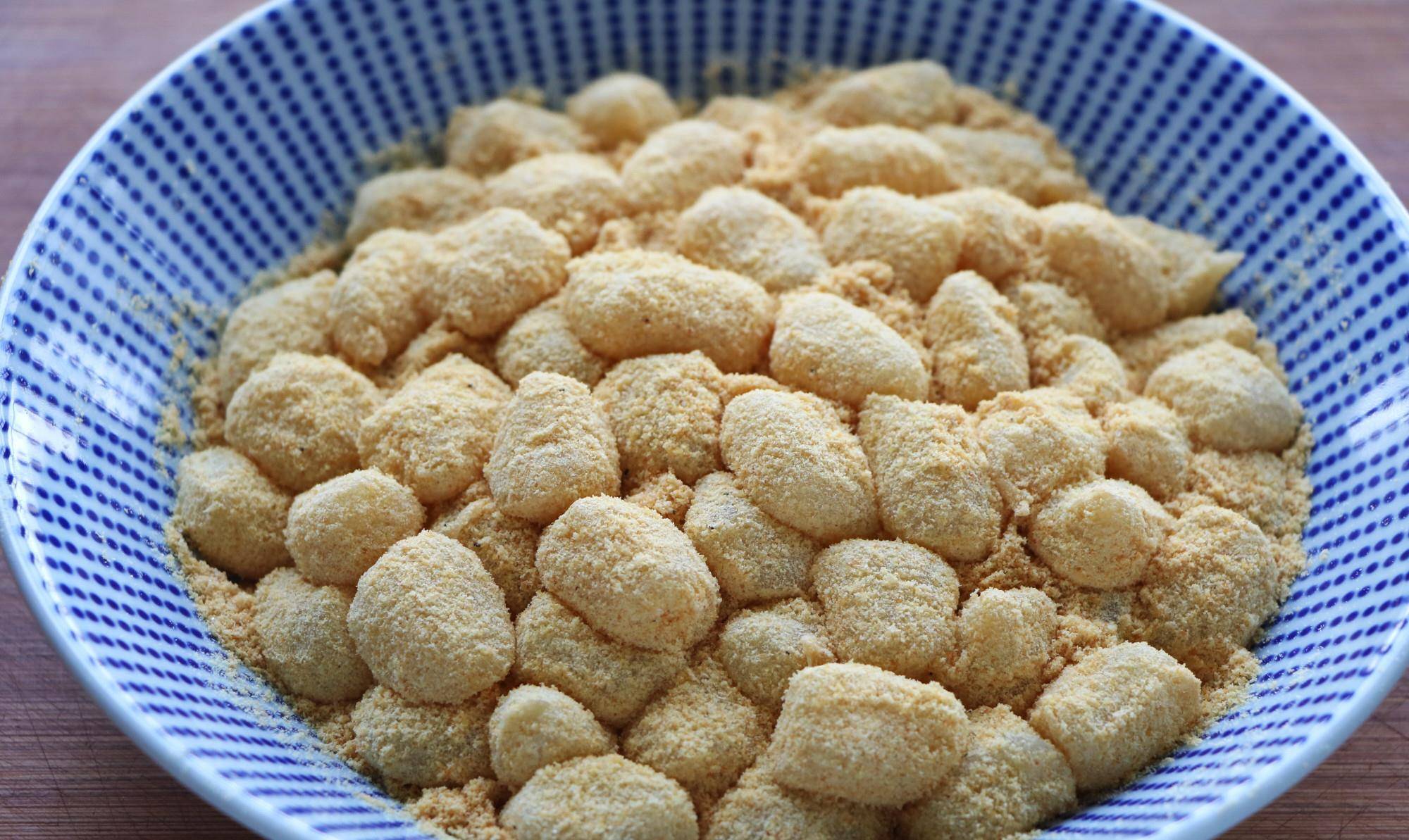 6,我们的黄豆糯米团就做好了,全程没有手沾面,糯米团香甜软糯,沾上