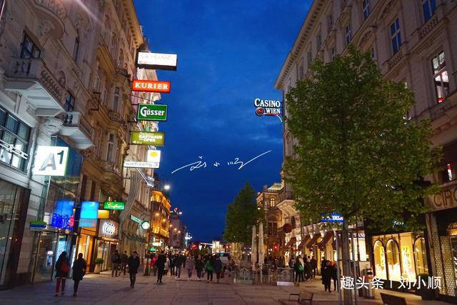 实拍奥地利首都维也纳夜景，艺术气息满满，市民坐在路边听歌剧