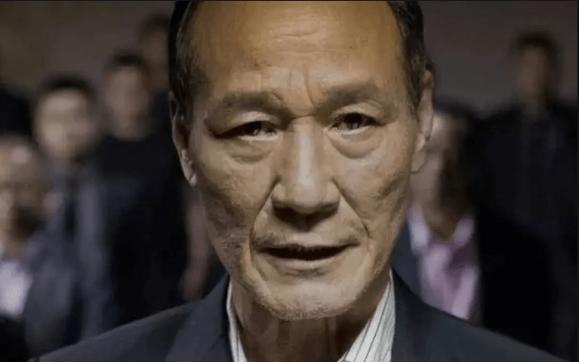 让他名气大噪的是肥仔坤事件,肥仔坤是赫赫有名的黑帮大佬,我们熟悉的