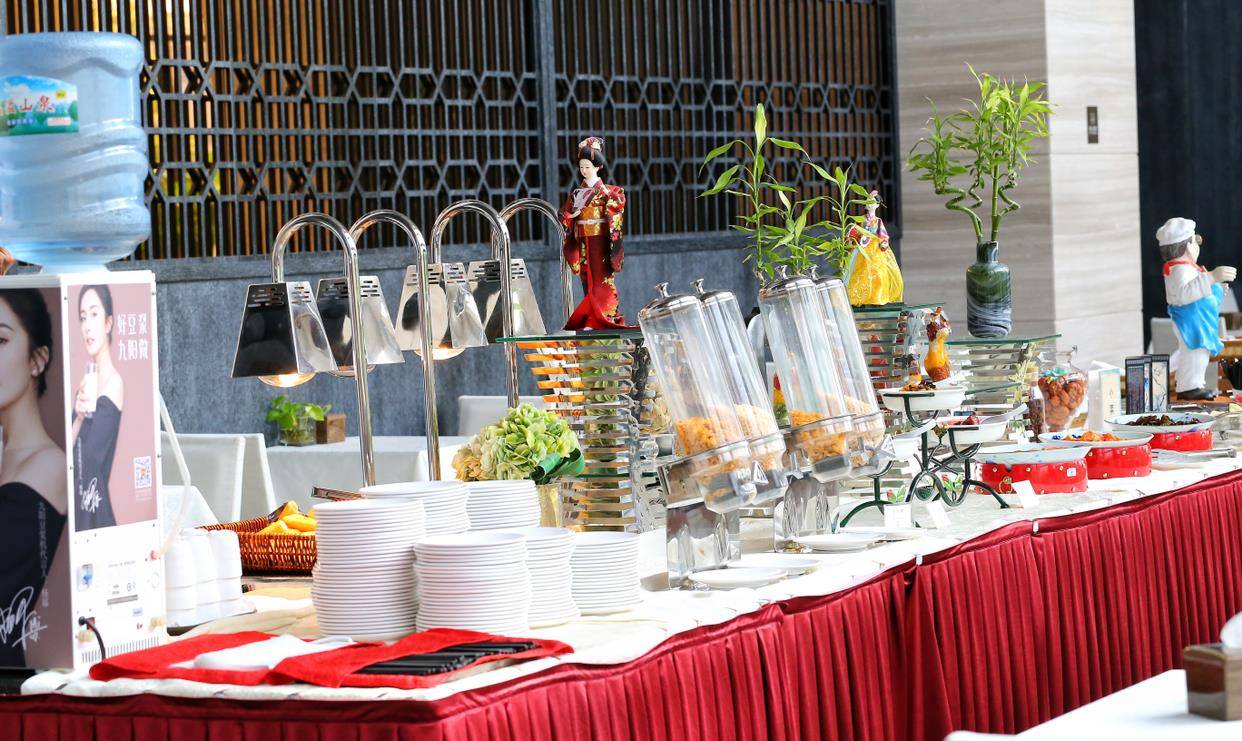 温泉酒店早餐自助菜品太丰富了，中式西式搭配着吃，结果又撑了