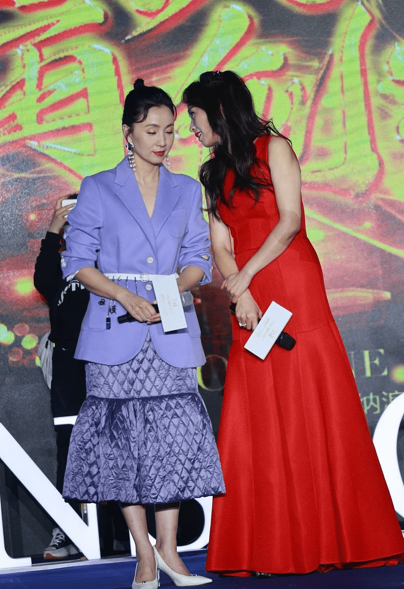 陶虹气质这么好穿错了也减分,鱼尾裙意外显胖,束腰西装也救不回