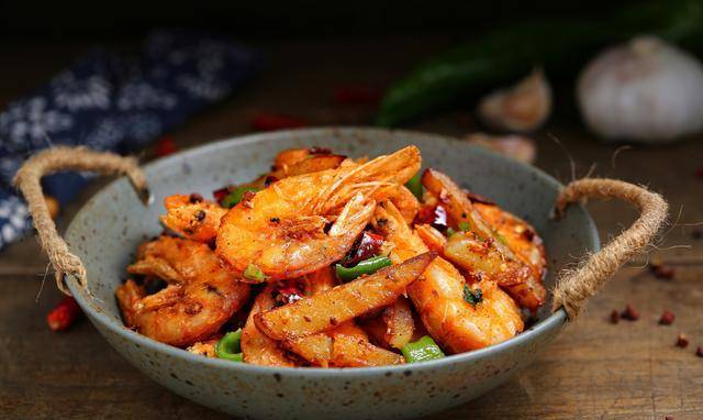 大虾和土豆凑一对,香酥美味麻辣过瘾,连虾壳都不剩,太好吃了!