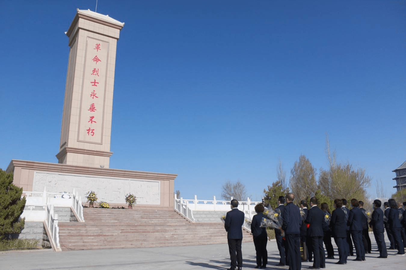 工行哈密分行开展"祭奠革命英烈 传承红色精神"清明节祭扫活动_烈士碑