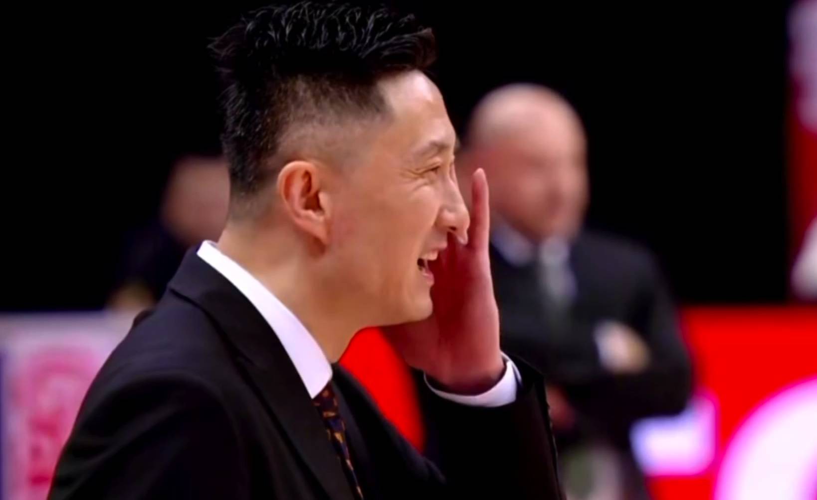 周鹏让首钢球迷"失控",京媒爆cba裁判细节,姚明两难了