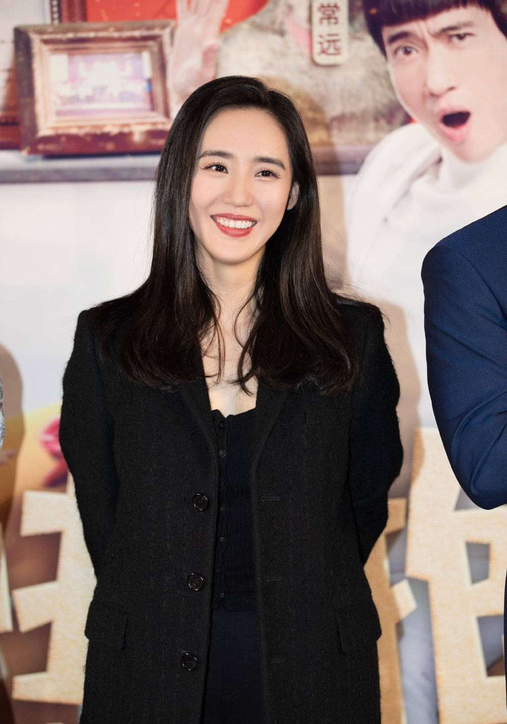 被王智的气质折服穿灰蓝色西装式连衣裙惊艳亮相精致妩媚