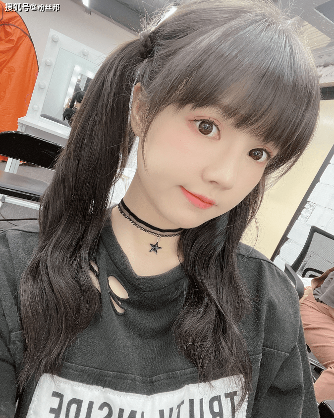 可能很多网友认识饭思思,是因为爆款魔性"洗脑"作品《swagger》,一个