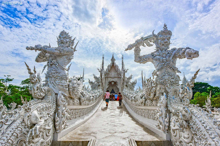 泰国北部有座小山城，因3座色彩斑斓的庙宇，成网红旅游打卡地