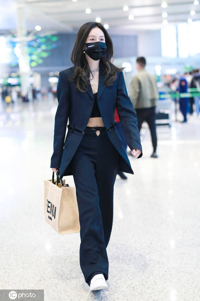 沈梦辰穿黑色小西装 露小蛮腰低调炫腹身材超好