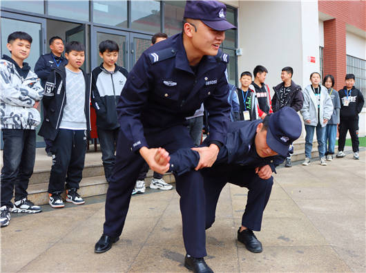 民警教学生防身擒拿术 李梅君 摄