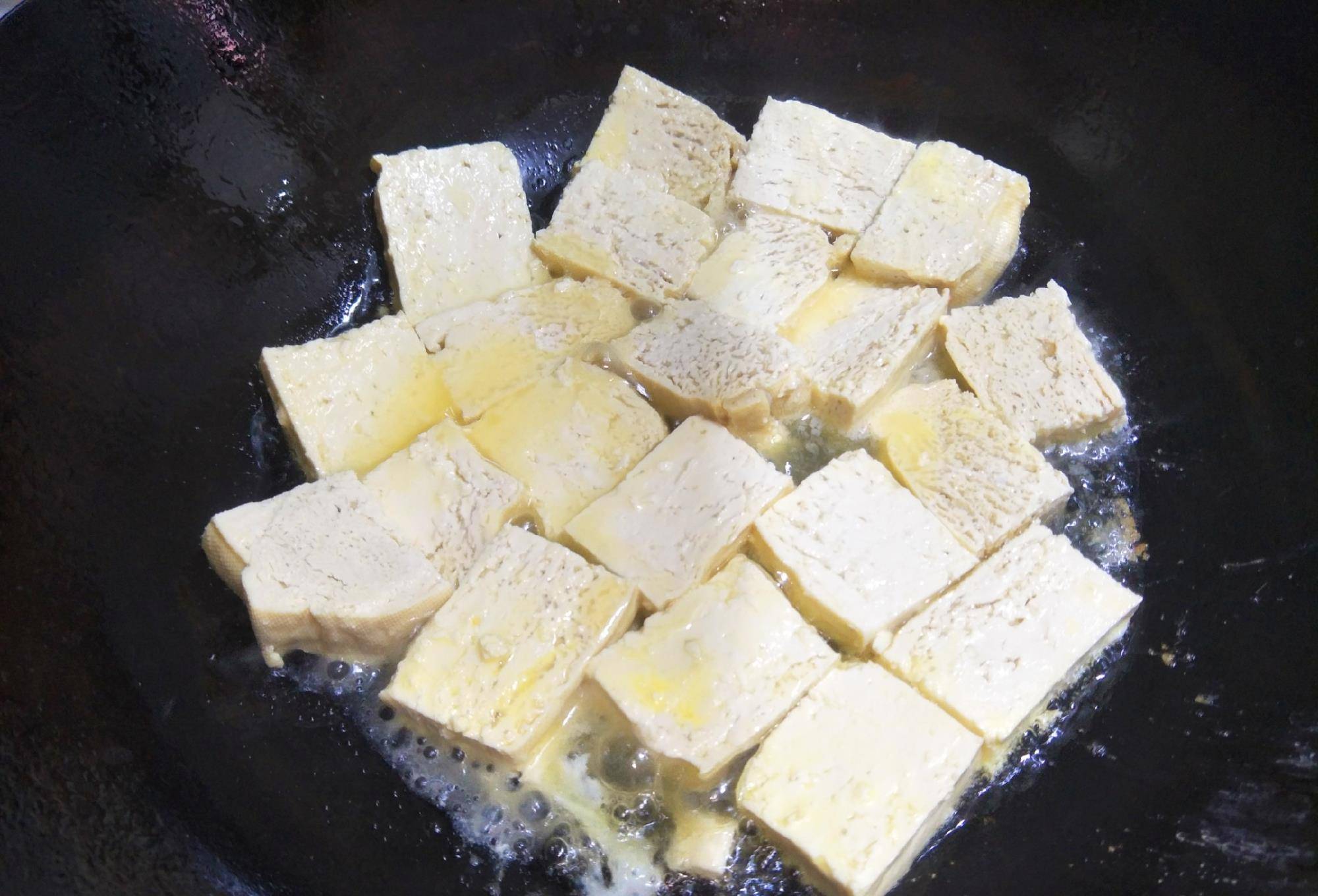 冻豆腐的做法,裹上1样食材,软香入味,松软好吃