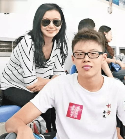 与梁朝伟同居6年分手,独自将儿子抚养长大,如今儿子是她骄傲!_曾华倩