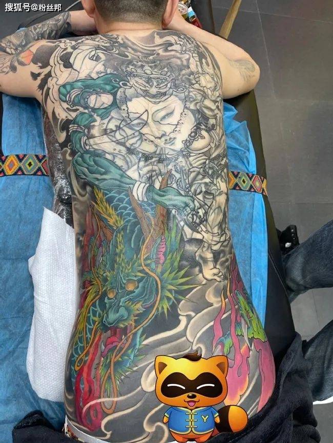 王小源高调晒满背纹身,被调侃30万纹的属实好看,这值得炫耀吗