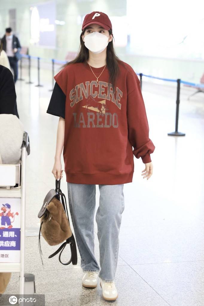 欧阳娜娜一袭红色运动装现身 青春元气活力四射