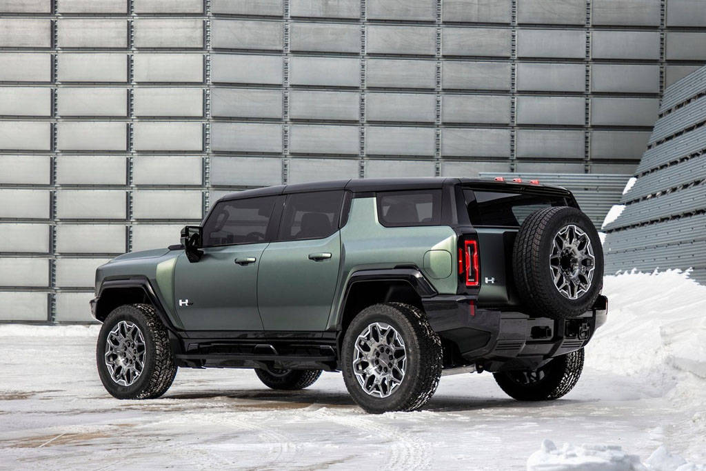 背着备胎,短小的后杠,这也是越野车的标志性特征,也让悍马ev suv的