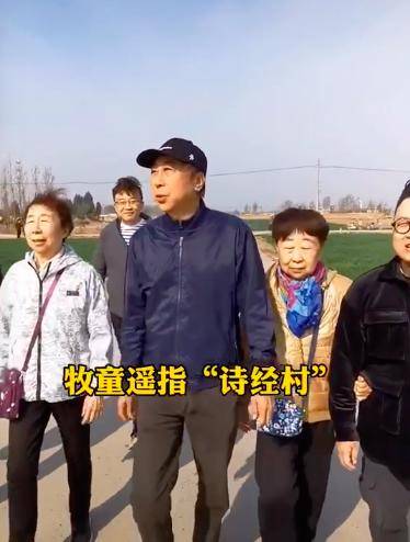 笑星冯巩回乡祭祖,两姐姐并肩同行,姐弟三人相貌神似