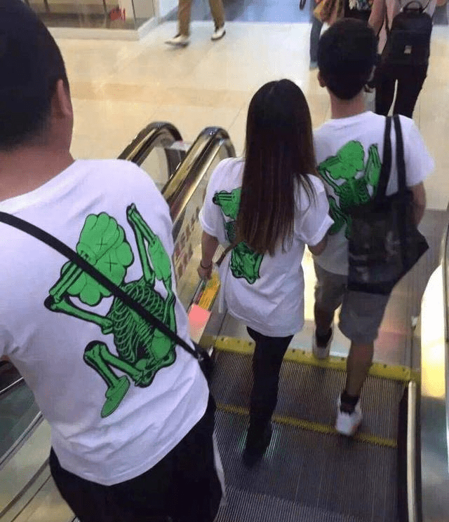 最近发现女友偷偷吃这个有知道的吗每次吃完感觉嘴巴油亮的