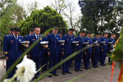 全體人員排著整齊的隊列,站在烈士紀念碑前脫帽默哀,向革命先烈表達