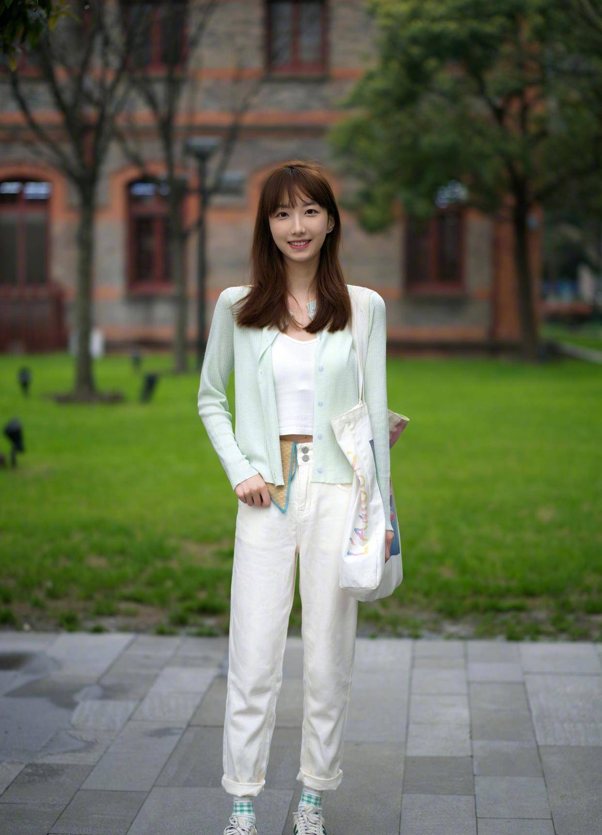 职场女性不一定穿西服今年流行这样穿舒适时髦关键还显气质