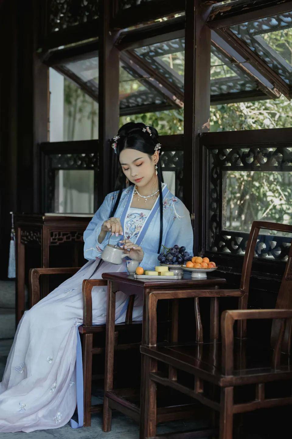 演员鲁照华古装素净又淡雅尽显中国女性古典美