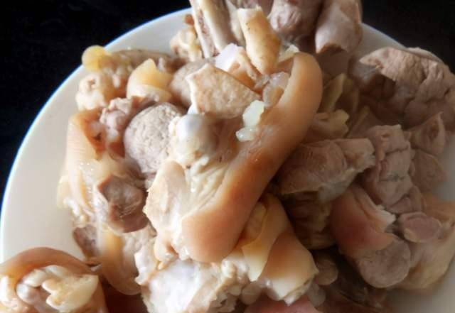 腊猪脚和什么一起炖最好吃窍门 f344d1299c8240c18a438d28a8c44fb8.jpeg