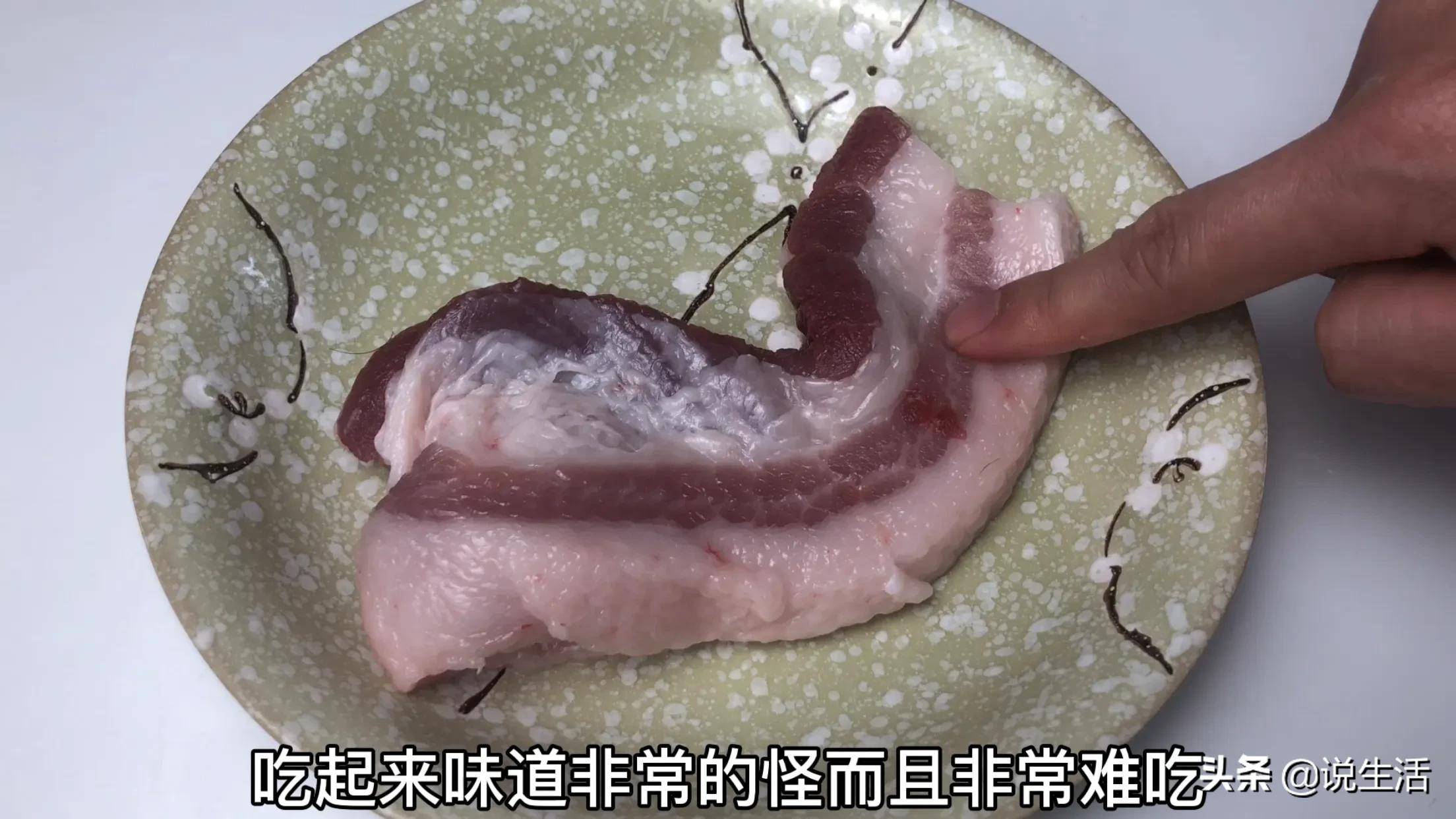 新鲜的猪肉因为它的肉质非常的紧致,如果用手按压之后猪肉会回弹起来