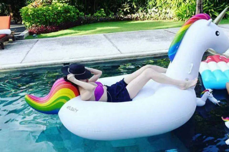 萧亚轩水上练瑜伽热汗淋漓,和小16岁的男友相爱好甜