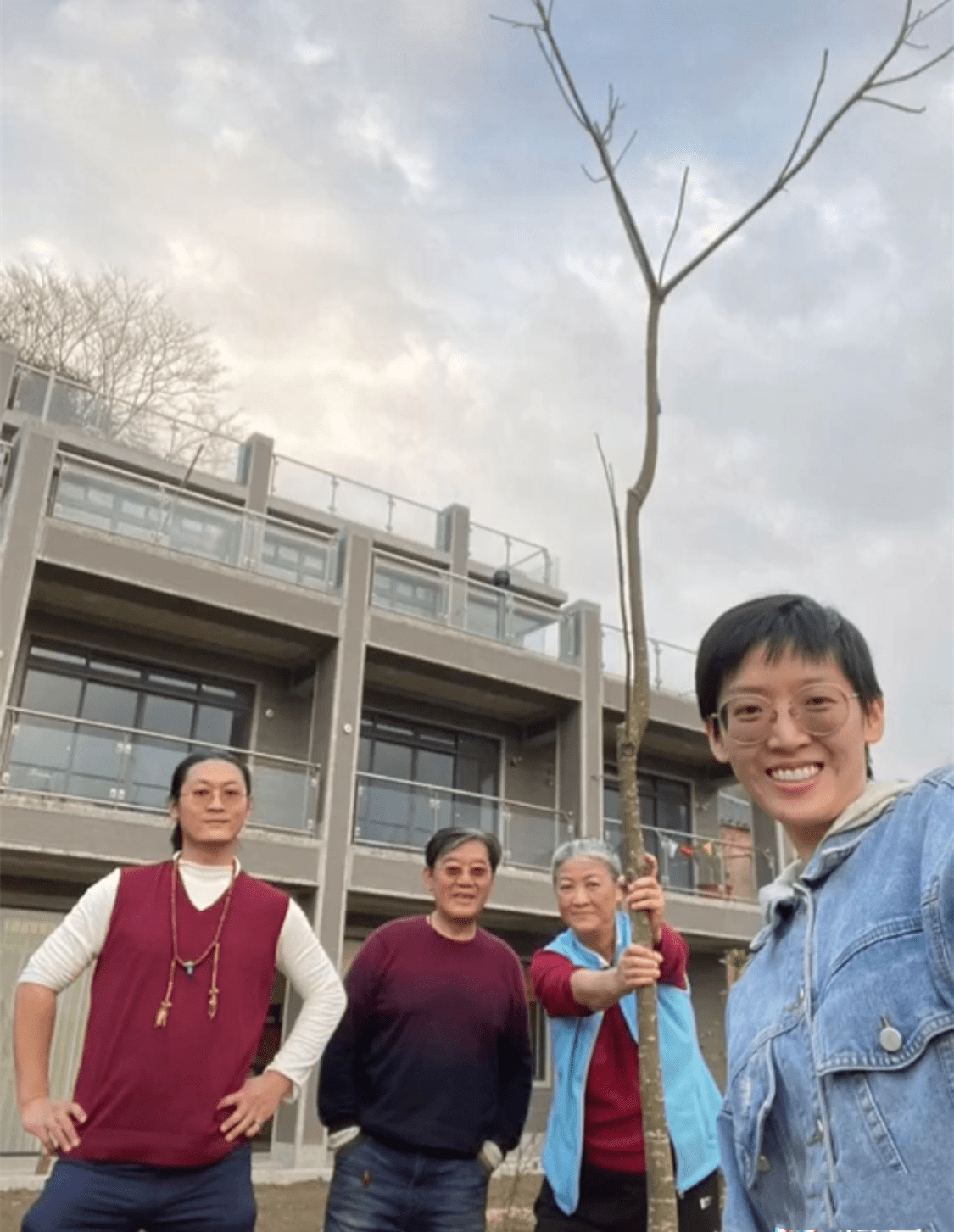 李立群罕有晒全家福,女儿曾与黑人男友交往,两个儿子颜值略低