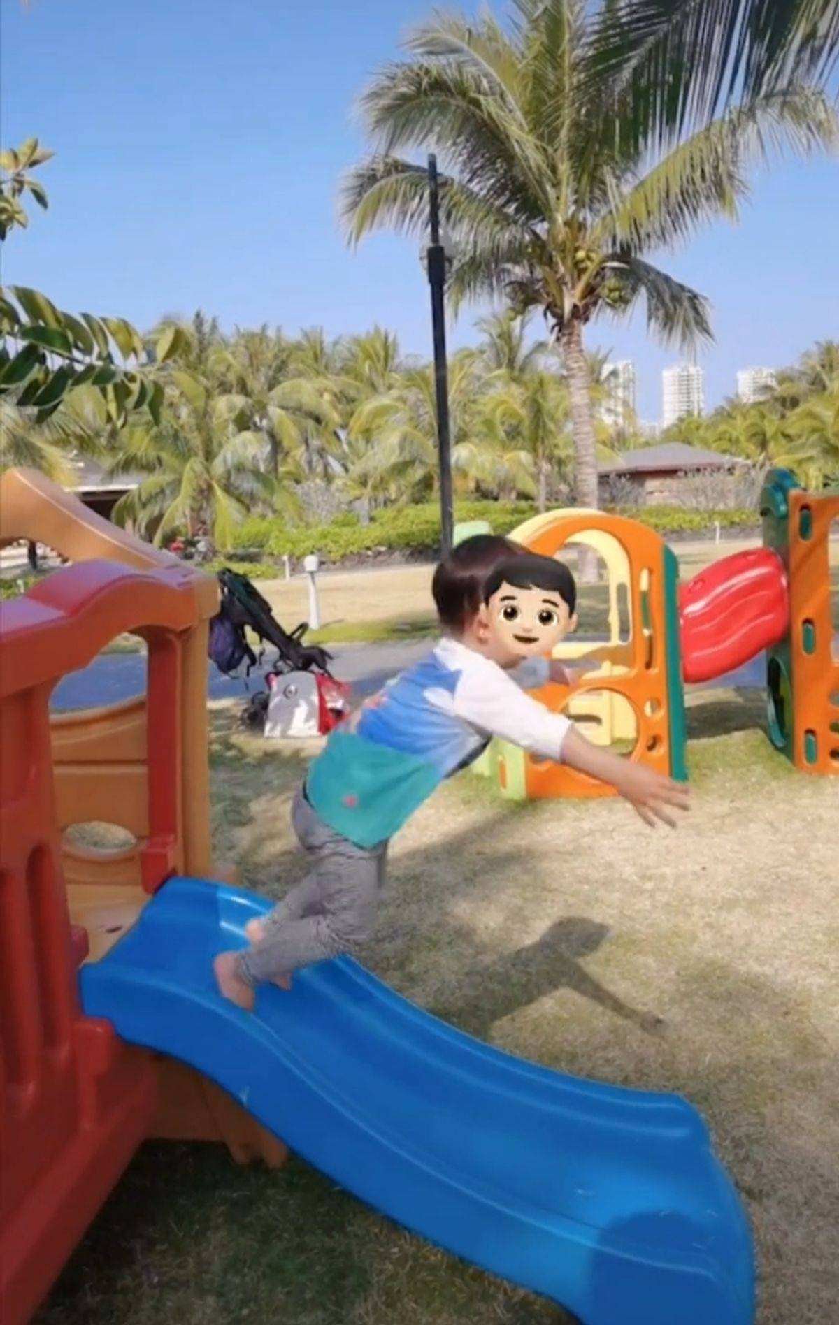 原创袁弘被2岁儿子吓到从滑梯高处跳下动作熟练网友个头像四岁娃