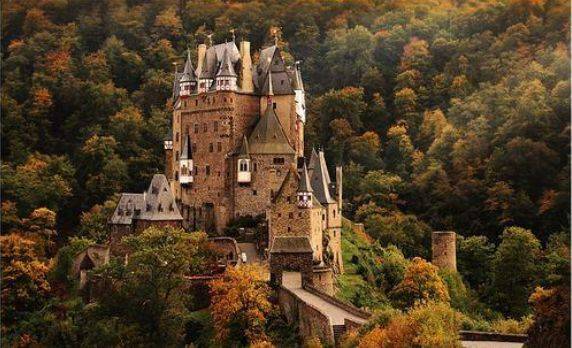 德国最神奇城堡：850多年来从未遭破坏，贵族后代至今仍住这