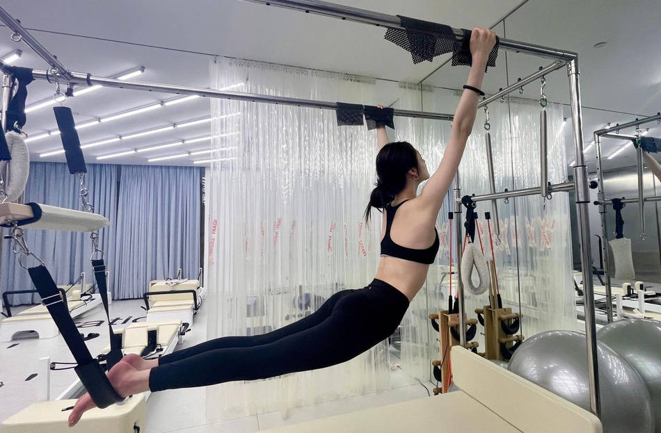 搜狐娱乐讯 4月8日,周洁琼晒出一组瑜伽照,吊在健身器械上,身材纤细