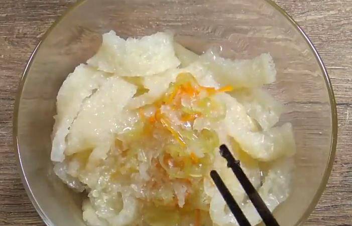 猪皮的美味新吃法,甜辣又爽口,好吃不肥腻,老少皆宜的美食