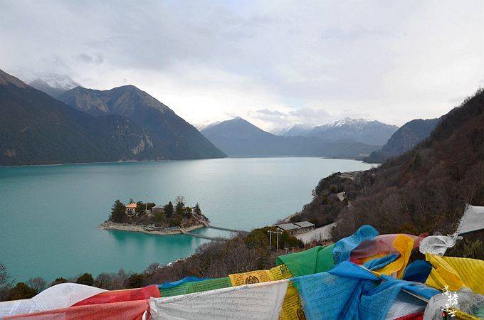 西藏这处景点被誉为“东方瑞士”，湖中有一座小岛，漂浮了上千年