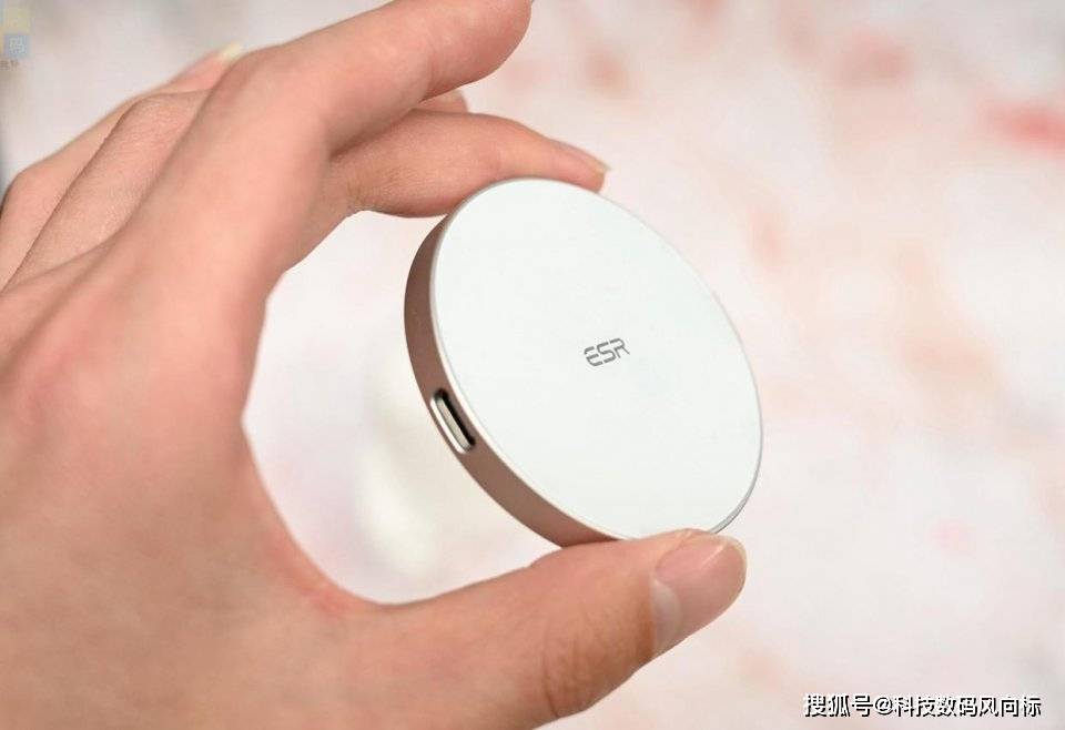 体积|更轻快的充电体验，苹果安卓都能用，亿色20W充电器上手
