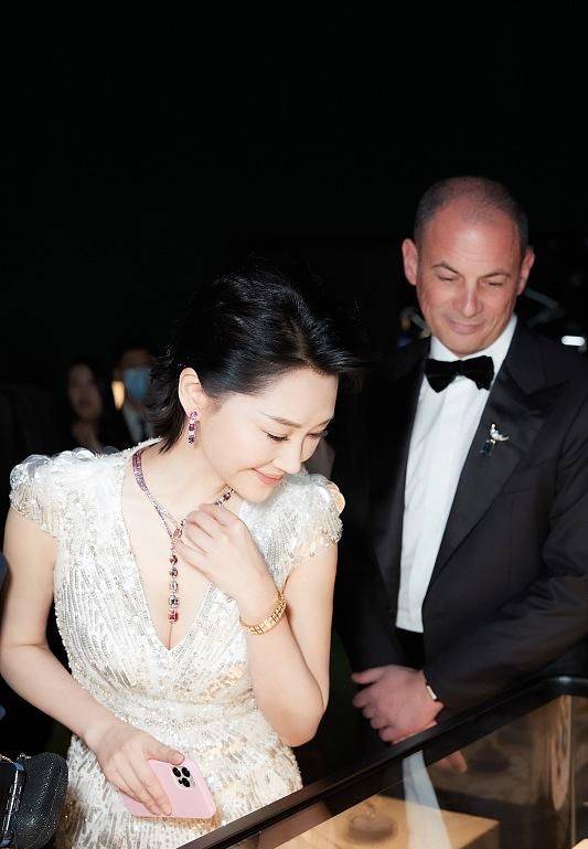 原创蒂芙尼活动,童瑶眼袋明显龚俊状态佳,许晴狂凹曲线男嘉宾脸通红